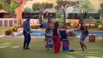 Top 4 do BBB 24 recebe cooler e comemora na casa