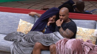 Trégua? Cézar e Tina terminam madrugada conversando no sofá