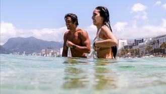 Vanessa Lopes posa com namorado na praia e se declara: 'Te amo'