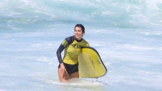 Vanessa Lopes surfa e curte dia de sol em Ipanema, no Rio