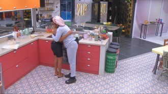 Vetada da Prova do Líder, Vilma recebe abraço de Thamiris