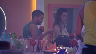 Vinicius comenta com Laís: 'Eli não veio aqui para fazer amigos'