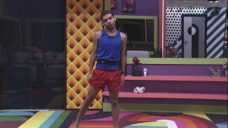 Vinicius, do BBB 22, faz coreografias sozinho na sala da casa