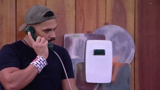 Vinícius recebe 'vômito' e 'alvo' após atender Big Fone