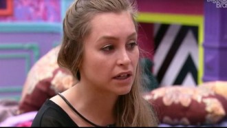 Carla Diaz anuncia término com Arthur e explica decisão