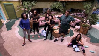 Telão muda de novo: '99 dias'