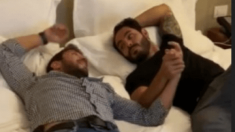 Veja o reencontro de Caio e Rodolffo no hotel