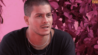  Web dispara contra Arthur Aguiar: ”Campeão mais flopado da história” 