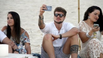 Ex-BBB Breno grava clipe sertanejo com Jesus Luz e Adriana Bombom