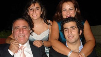 Kaysar consegue trazer a família para o Brasil e comemora