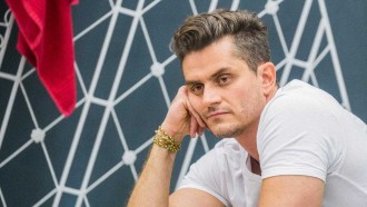 Ex-BBB Marcos Harter sofre acidente de carro na estrada
