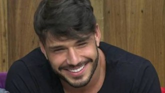 Lucas se emociona com surpresa dos fãs