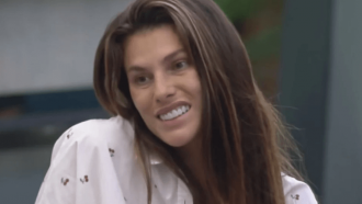 A Fazenda 13: Dayane banca a agente do caos e provoca barraco entre mulheres.