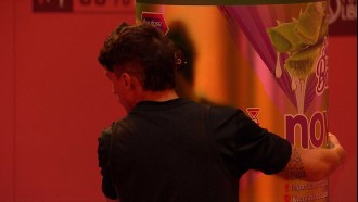 Felipe dá camisa para Gizelly após pedido de sister