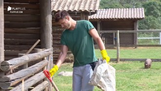 Guilherme corre atrás de porco durante tarefa