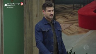 Guilherme e Lucas se despedem dos peões antes da eliminação