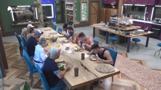 Guilherme Leão prepara bife com purê para o almoço dos peões