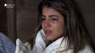 Hari Almeida chora na Casa da Árvore após perder o sono