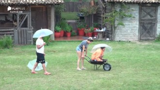 Hari Almeida e Thayse Teixeira se divertem com carrinho de mão