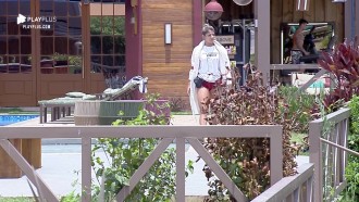 Hari chora sozinha na casa da árvore