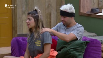 Hari reclama de dor muscular e ganha massagem de Viny