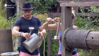 Hari sofre para tirar água do poço, mas Lucas ajuda namorada