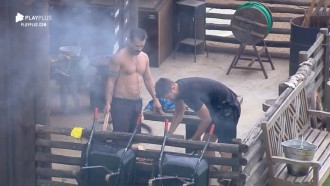 Jorge e Guilherme sofrem para acender fogão à lenha