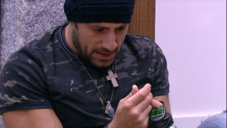 Kaysar beija foto da mãe: 'Tudo é pra você'