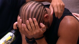 Kaysar chora ao ouvir recado da mãe