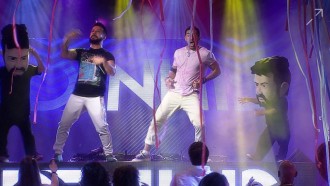 Kaysar sobe na mesa de som e rebola com Dennis DJ