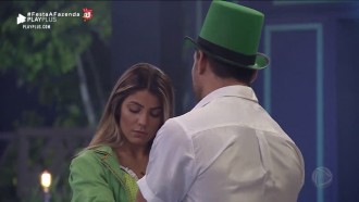 Lucas e Hari discutem durante Festa Pub