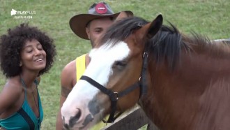 Lyon tenta tirar a roupa de Sabrina Paiva e peoa cai na risada