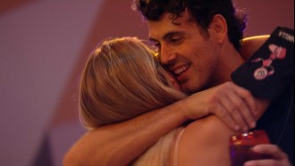 Maycon canta para Isabella: 'Você parece um anjo. Só que não tem asa'