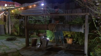 Na baia, Netto pega água do poço para tomar banho