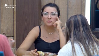 Na Roça, Thayse e Hari fazem último almoço juntas no reality