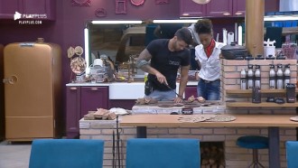 Netto ensina Sabrina Paiva a acender fogão à lenha