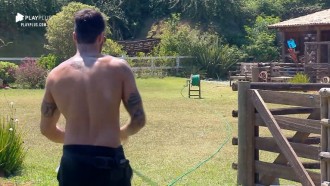 Netto passa a manhã cuidando da área das aves na fazenda