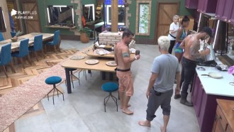 Netto reclama de louça suja pela casa e Andrea concorda