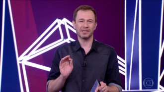 O deboche! Tiago Leifert imita e ironiza Karol Conká ao vivo