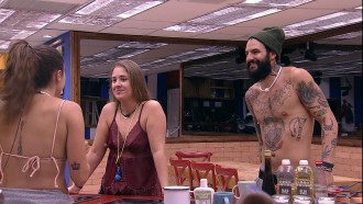 Patrícia questiona Paula sobre Breno e sister afirma: 'Nunca beijei de língua'