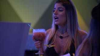 Paula relembra discussão com Hariany e sister diz: 'Não quero falar disso'