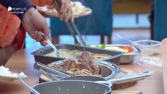 Peões almoçam bife acebolado com suco de abacaxi na sede