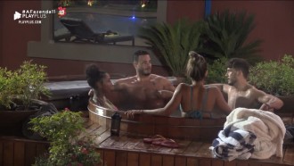 Peões aproveitam o ofurô enquanto Diego lê carta