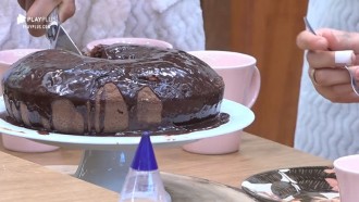 Peões comem bolo de chocolate no café da tarde