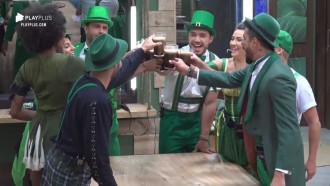 Peões entram em clima de festa com drink irlandês