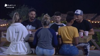 Peões fazem ceia na área externa da sede