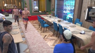 Peões improvisam jogo divertido de bocha na cozinha