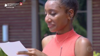 Peões leem cartas das famílias e se emocionam