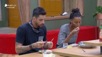 Peões tomam café da tarde com bolo feito por Sabrina Paiva