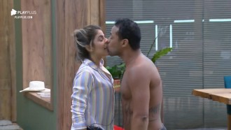 RESUMO DA TRETA: Phellipe parte para cima de Hari e beija boca de peoa sem permissão